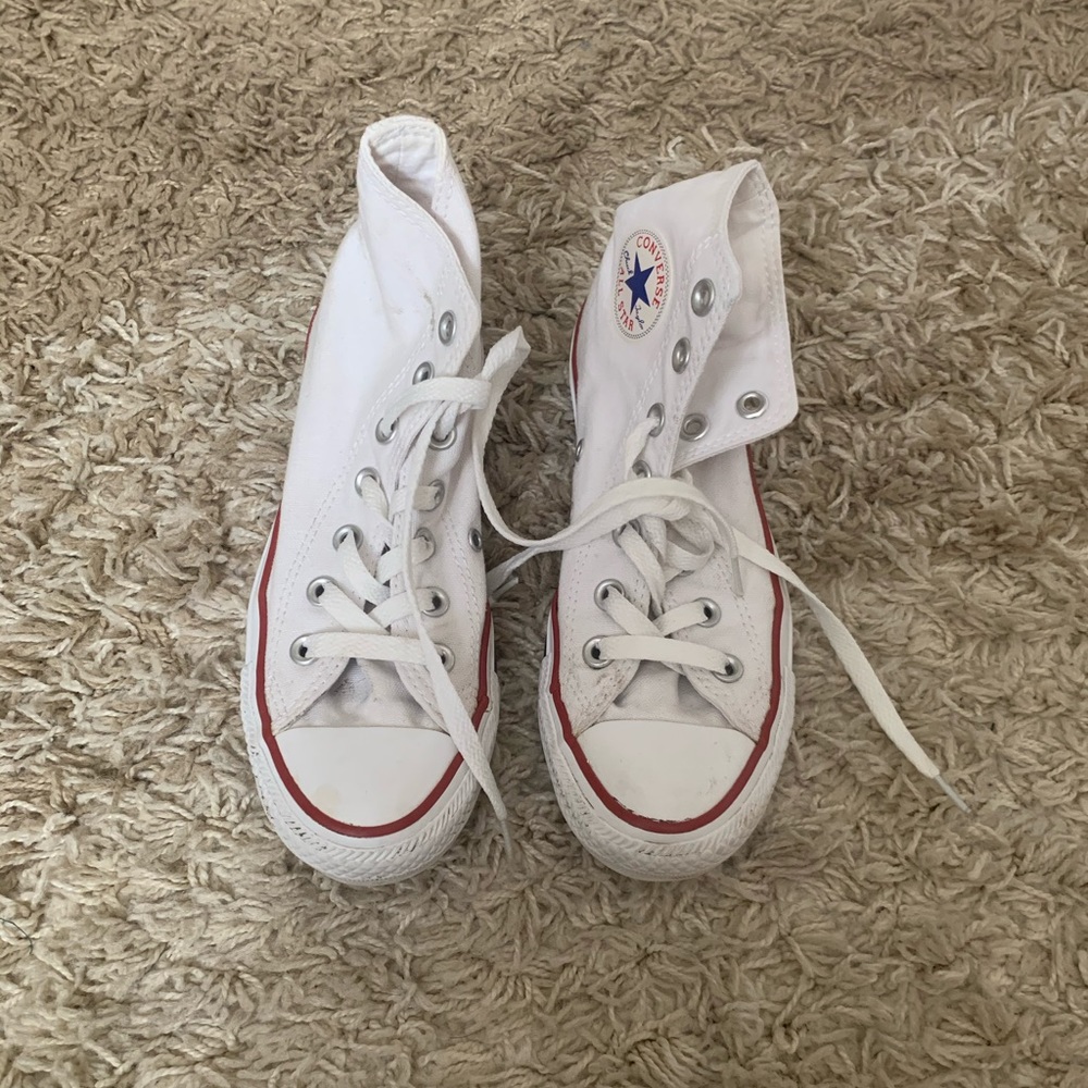 White Chuck Taylor High Top Converse ⭐️ Size 6